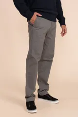 Pantalón chino gris de corte recto.