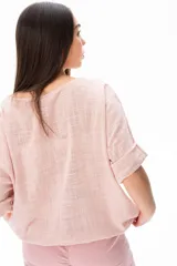 Blusa rosa palo de corte holgado y mangas 3/4.