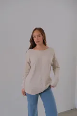 Sweater color beige de punto con cuello redondo y corte recto.