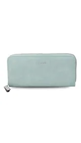 Billetera larga color beige de símil cuero, con cierre perimetral y bolsillo trasero con cierre.