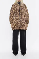 Chaquetón acolchado de corte línea A, con diseño de estampado animal print y puños fruncidos.