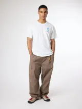 Camiseta blanca de algodón orgánico con corte oversize, estampado de un mosquetón azul y texto en el lateral superior izquierdo y estampado en la espalda.