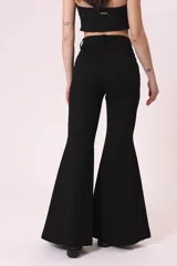 Pantalón de vestir negro de corte palazzo.