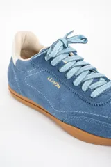 Zapatillas deportivas de gamuza color celeste con cordones celestes y suela marrón.