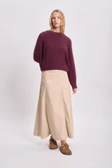 Sweater bordó de punto grueso con cuello redondo y mangas ranglan.