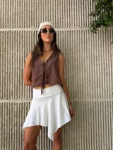 Chaleco corto marrón con escote en V y lazos ajustables en el frente.