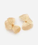 Par de aros grandes dorados con forma de flor alambrada.