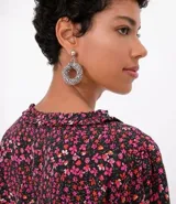 Blusa ancha de viscosa con cuello mao y mangas largas con puños elásticos. Estampado de flores en tonos borgoña y negro.