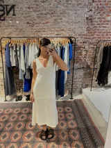 Vestido midi tejido color crudo, con escote en V y calado en la parte inferior.