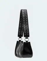 Bolso bandolera negro de cuero sintético con tachas plateadas en la correa.