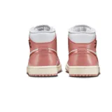 Zapatillas de media caña Air Jordan 1 Mid SE, color blanco y rosa con detalles en color crema en la suela.