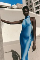 Vestido largo de satén color celeste, con cuello halter y espalda descubierta. Cierre trasero con cremallera oculta.