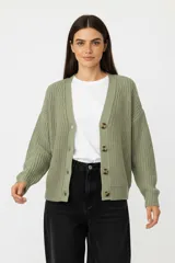 Cardigan de punto acrílico color verde salvia, con cuello en V, calce holgado y botones marrones en el frente.