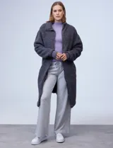 Campera de sherpa blanca con abertura central con cierre y bolsillos frontales, de la marca Dictionary.