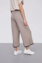 Pantalón culotte color visón con textura acanalada, tiro alto y corte ancho.