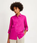Camisa fucsia de viscolino con cuello camisero, manga larga con trabillas para enrollar, botonadura frontal y corte clásico.