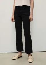 Pantalón de jean negro de corte recto con terminación desflecada.