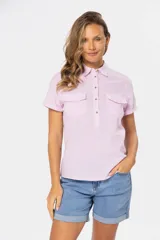 Camisa de lino color lila con cuello clásico, medio abotonamiento frontal, manga corta con dobladillo y dos bolsillos de parche en el pecho.