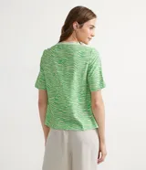 Blusa de poliéster con estampado animal print de cebra, escote en V y mangas cortas.