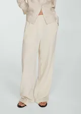 Pantalón de bambula color crudo, de corte wide leg, con cintura elástica y bolsillos laterales.