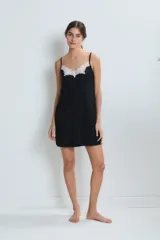 Camisón corto negro con breteles finos y escote en V con detalle de encaje blanco.