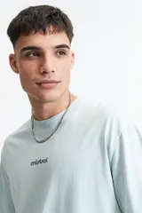 Remera celeste de manga corta con calce oversize y estampado con el logo de la marca Mistral en el pecho.