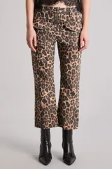 Pantalón crop de gabardina color marrón con estampado animal print, tiro medio y corte recto.