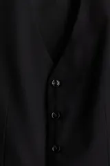 Chaleco de vestir negro con cuello en V, cierre de botones y bolsillos ribeteados. Espalda de tejido brillante con trabilla ajustable. Corte ajustado y forro interior.