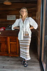 Pollera midi tejida a rayas horizontales en tonos beige, naranja, fucsia y gris.