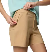 Short color arena de corte clásico, con bolsillos laterales, bolsillo trasero con cierre de velcro y trabilla multiuso. Confeccionado con tejido repelente al agua y a las manchas Omni-Shield™ y protección solar Omni-Shade Broad Spectrum UPF 50.