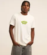 Remera color crudo de corte regular, con cuello redondo y mangas cortas. Estampa frontal con el logo de la banda Green Day en color verde.