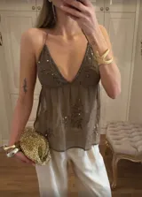 Top marrón de gasa con escote halter y bordado de lentejuelas.