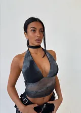 Top halter negro con efecto tie-dye y sección de mesh transparente en el abdomen.