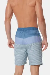 Short de baño clásico a rayas horizontales en tonos celeste y azul, con cintura elástica y cordón ajustable. Incluye dos bolsillos laterales y suspensor de malla fina.