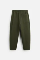 Pantalón de hombre color beige, corte carrot fit, con cintura elástica ajustable con cordón, bolsillos frontales y bolsillo trasero de plastrón.