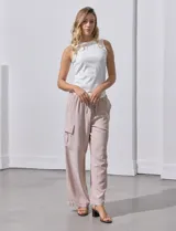 Musculosa Tahari de modal elastizado color gris claro, con cuello a la base y diseño acanalado.