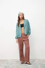 Kimono aqua de lino con mangas largas y terminación elástica en puños y ruedo.