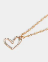Cadena dorada con dije de corazón delineado con strass.