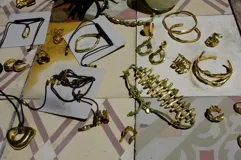 Collar con dije circular irregular de alpaca y plata 925, con hilo de algodón natural.