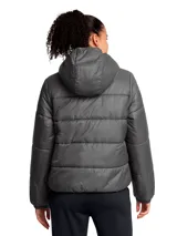 Campera puffer gris con capucha, cierre frontal y logo de Under Armour en el pecho.