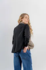 Blazer gris a cuadros con mangas largas negras.