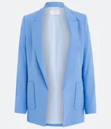 Blazer celeste de viscosa y lino, corte recto, con cuello solapa, manga larga, bolsillos frontales y forro a rayas.