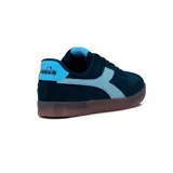 Championes casuales Diadora modelo Bamtelo, de corte bajo, color azul marino con detalles en celeste claro. Presentan un diseño de gamuza con el logo de la marca en el lateral y suela de goma color caramelo.