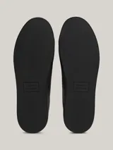 Zapatillas Tommy Hilfiger color negro, de cuero sintético, con cordones y suela plana.