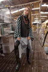 Falda midi plisada con elástico en la cintura y estampado abstracto en tonos grises.