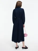 Vestido midi azul marino con botones en el escote y lazo ajustable en la cintura.