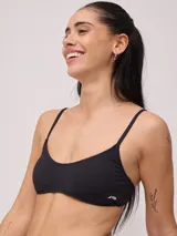 Top de bikini negro con breteles finos y logo pequeño en el frente.