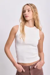 Musculosa blanca de algodón con textura acanalada y corte ajustado.