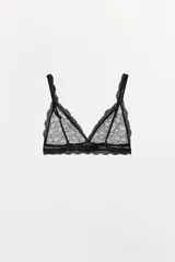 Bralette triangular semitransparente negro con tirantes finos ajustables y aplicación de encaje floral a tono. Cierre en espalda con gancho metálico.
