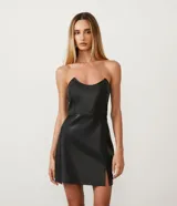 Vestido corto negro de material sintético con escote recto y abertura lateral.